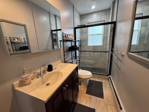 Shower, hair dryer, towels - Central Salem Retreat 3BD W/ Parking (Salem)