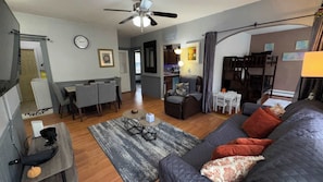 TV, books, stereo, offices - Central Salem Retreat 3BD W/ Parking (Salem)