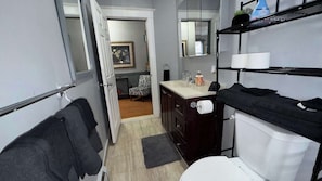 Shower, hair dryer, towels - Central Salem Retreat 3BD W/ Parking (Salem)