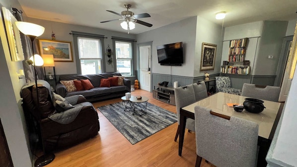 TV, books, stereo, offices - Central Salem Retreat 3BD W/ Parking (Salem)