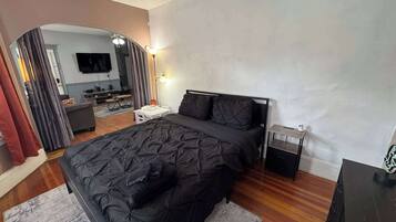 3 habitaciones, escritorio, tabla de planchar con plancha y wifi