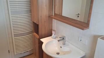 Ducha, secador de pelo, toallas, jabón