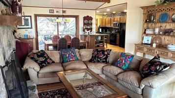 Een smart-tv en een open haard