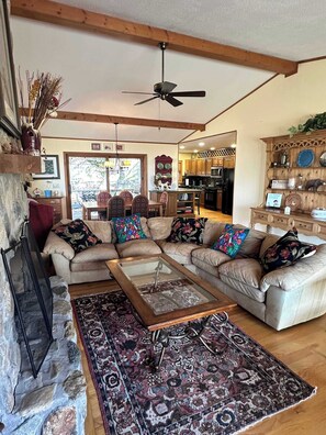 Smart TV, fireplace - C-39  VCG Mountain Manor  HOT TUB!  4 BR / 3 BA One level living (Beech Mountain)