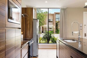 Réfrigérateur, micro-ondes, four, plaque de cuisson