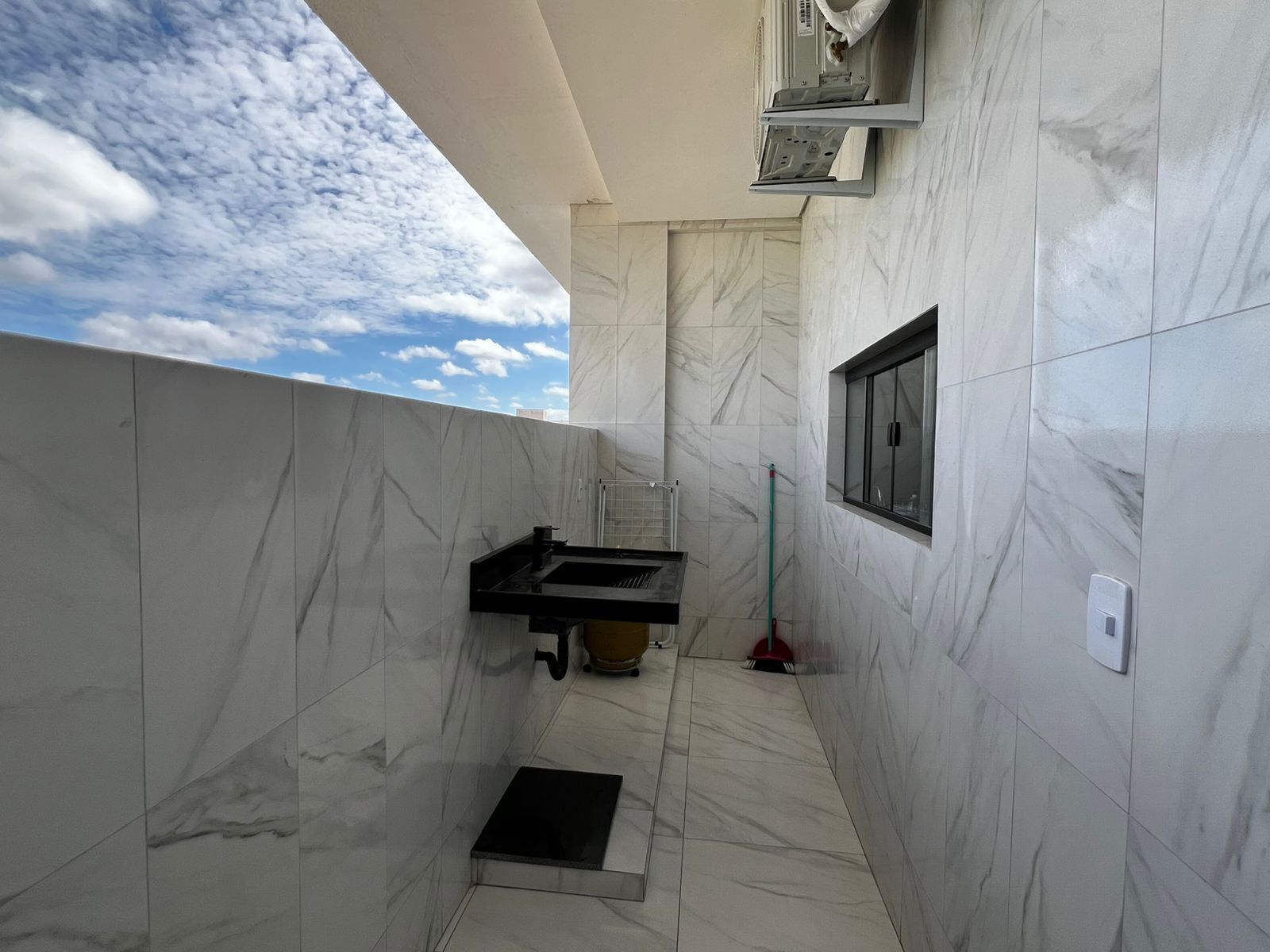 Hiustenkuivaaja, pyyhkeet, saippua, vessapaperi