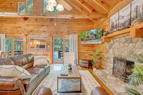 Eagles Rest~ Grand, Luxurious & Peaceful— Near Hiking Trails & Virginia Tech!