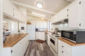 Fridge, oven, stovetop, coffee/tea maker