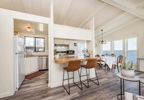 Fridge, oven, stovetop, dishwasher - The Pink House - Dungeness Waterfront Home (Sequim)