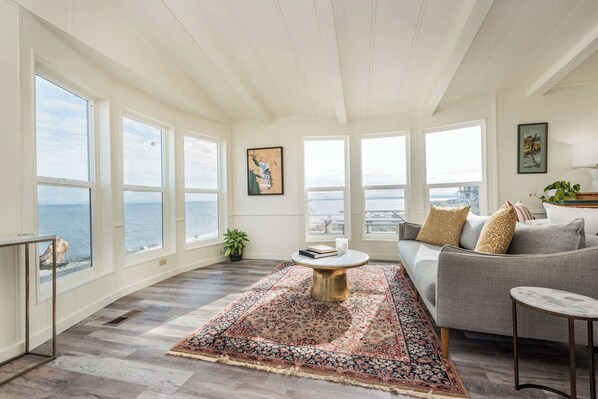 TV - The Pink House - Dungeness Waterfront Home (Sequim)