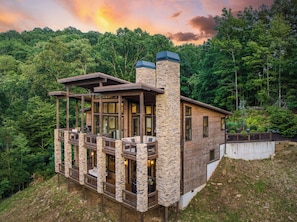 Exterior - Mountain Dream’n- modern, dog friendly, hot tub (Blue Ridge)
