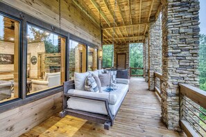 Terrace/patio - Mountain Dream’n- modern, dog friendly, hot tub (Blue Ridge)