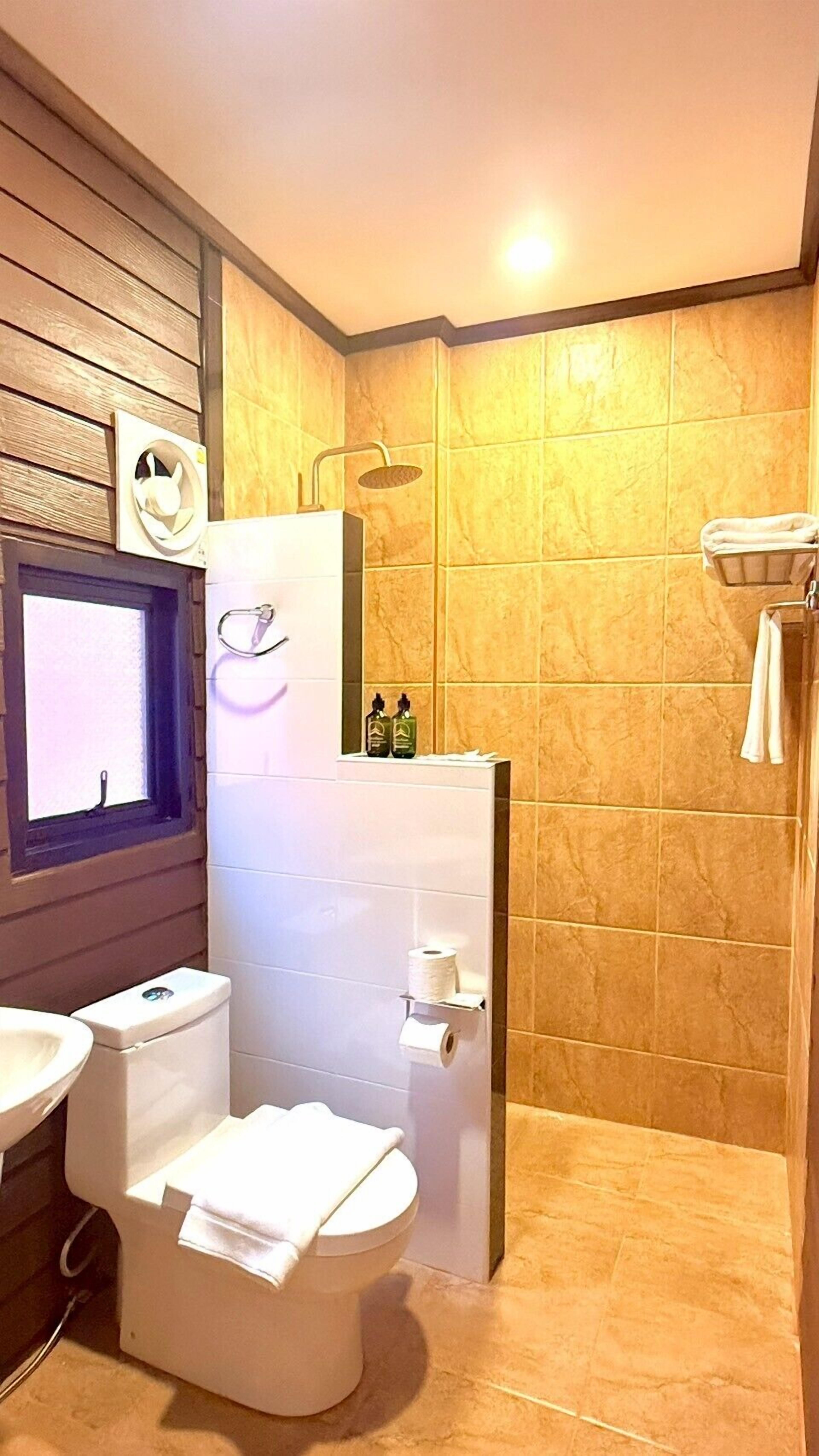 Regadera, secadora de cabello, toallas, jabón 