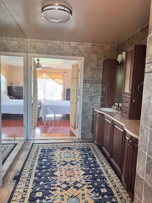 4 bedrooms, iron/ironing board, WiFi, bed sheets - Your ideal 4-bdrm spacious  gateway awaits (Ocean City)