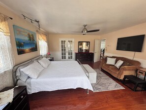 4 bedrooms, iron/ironing board, WiFi, bed sheets