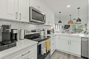 Kjøleskap, mikrobølgeovn, ovn og kokeplater