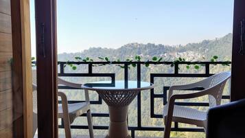 Superior Room, Balcony, Hill View | Living area