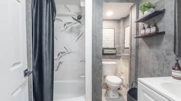 Secador de cabelo, toalhas de banho, sabonete, shampoo