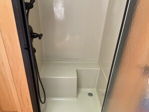 Dusche, Handtücher, Seife, Shampoo