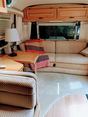 Smart TV - Relax in Style – Luxury Airstream Glamping Getaway Waterfront on Sportsmans Pond (Fitzwilliam)