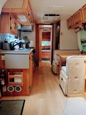 Fridge, microwave, oven, stovetop - Relax in Style – Luxury Airstream Glamping Getaway Waterfront on Sportsmans Pond (Fitzwilliam)