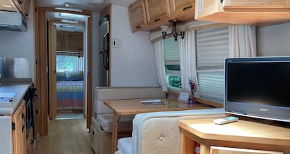 Relax in Style – Luxury Airstream Glamping Getaway Waterfront on Sportsmans Pond