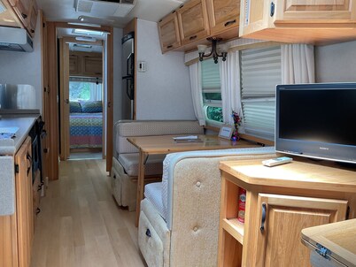 Relax in Style – Luxury Airstream Glamping Getaway Waterfront on Sportsmans Pond