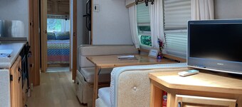 Relax in Style – Luxury Airstream Glamping Getaway Waterfront on Sportsmans Pond