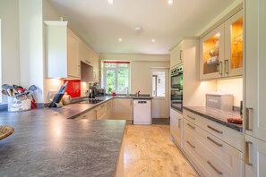 Mikrowelle, Ofen, Geschirrspüler, Hochstuhl