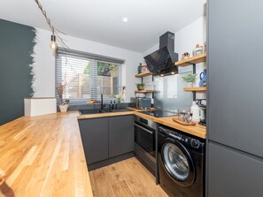 Kjøleskap, mikrobølgeovn, ovn og oppvaskmaskin