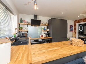 Kühlschrank, Mikrowelle, Ofen, Geschirrspüler