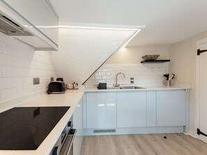 Fridge, microwave, oven, toaster - Pass the Keys | Newly renovated flat Sevenoaks High Street (Sevenoaks)