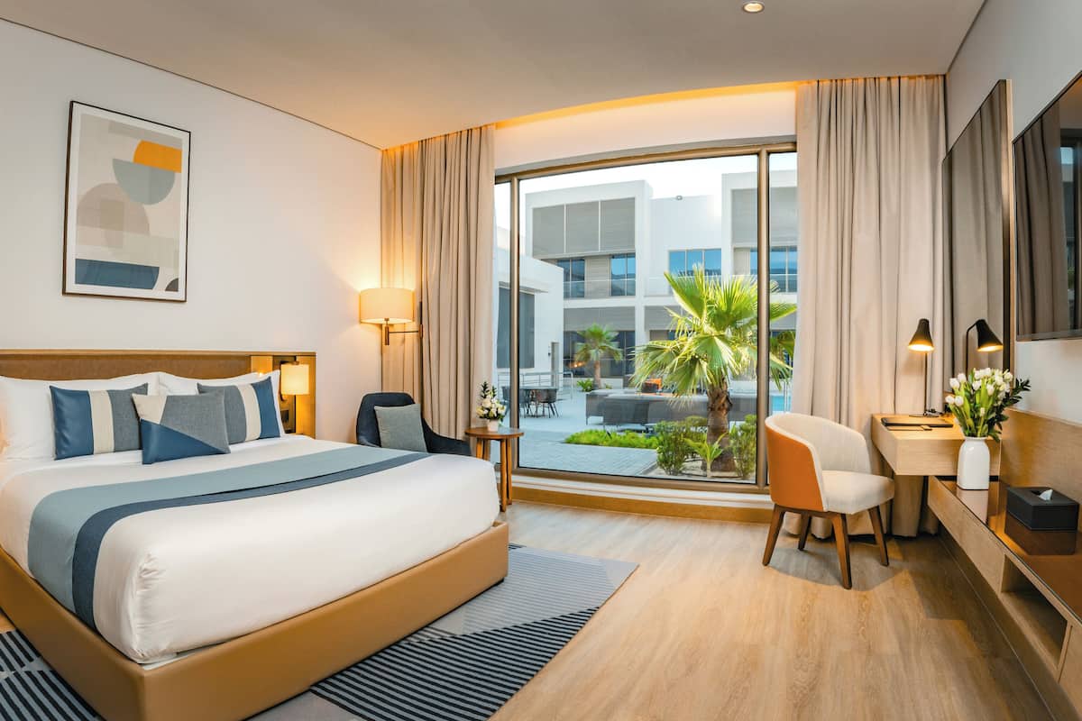 Quarto superior, 1 cama King, vista para a piscina | Cofres nos quartos, escrivaninha, quartos à prova de som