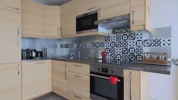 Apartemen | Dapur pribadi | Lemari es, microwave, oven, dan kompor