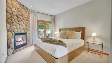 3 habitaciones, escritorio y tabla de planchar con plancha