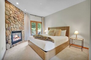 3 室のベッドルーム、デスク、アイロン / アイロン台、旅行用ベビーベッド