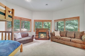 Smart TV, fireplace, DVD player, books - Charming hillside haven townhome at Holiday Valley in Ellicottville (Ellicottville)