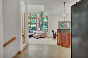 Smart TV, fireplace, DVD player, books - Charming hillside haven townhome at Holiday Valley in Ellicottville (Ellicottville)