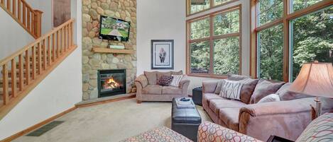 Smart-TV, peis, DVD-spiller og bøker