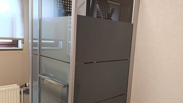 Een douche, een haardroger, handdoeken, zeep