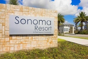 Schild für Sonoma Resort, das als Teil der Park Square Community ausgewiesen ist.