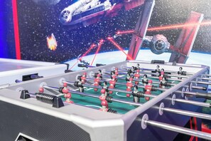 Ein Kicker mit Weltraum-Kulisse.