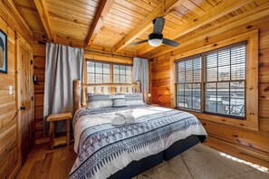 3 makuuhuonetta, työpöytä, silitysrauta/-lauta, ilmainen Wi-Fi