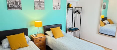 Economy kamer, 1 twee- of 2 eenpersoonsbedden, uitzicht op tuin | Verduisterende gordijnen, een strijkplank/strijkijzer, gratis wifi