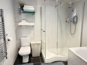 Economy Double or Twin Room, Garden View | Bathroom | Shower, hair dryer, towels, soap - SpareRoom in Plumstead - London  (London)