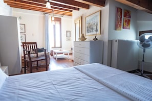 Cortinas opacas, tabla de planchar con plancha, wifi gratis
