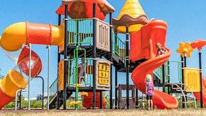 Un parc infantil amb tobogans i elements per escalar.