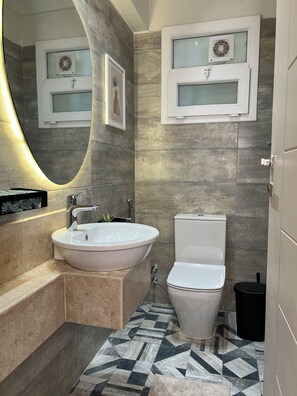 Secador de pelo, bidé, toallas y jabón