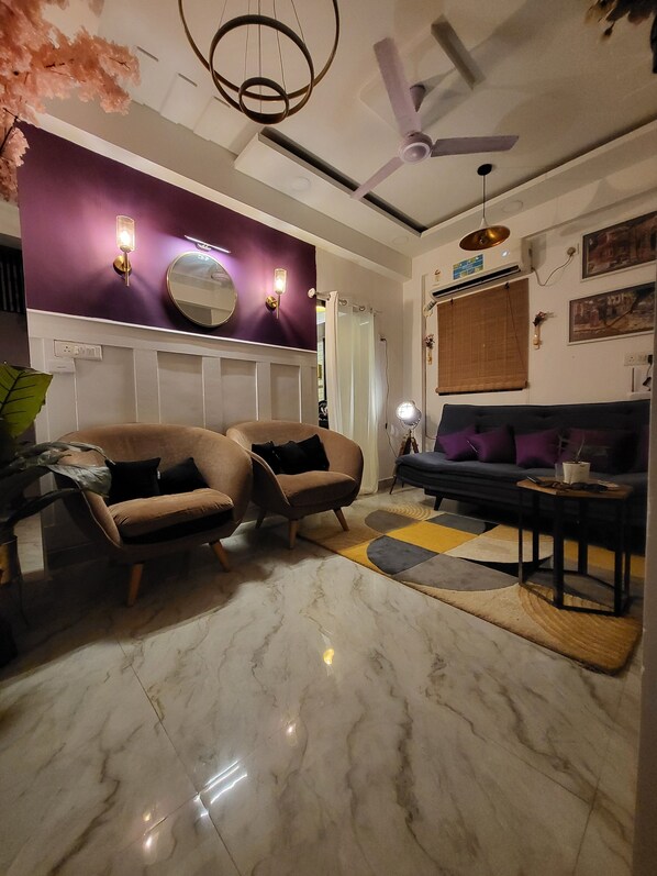 Smart TV - Amour Bandra: A Cozy Affair at Chapel Rd (Mumbai)