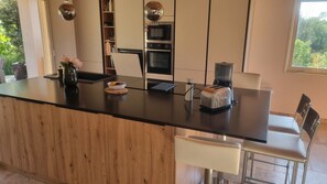 Micro-ondes, four, plaque de cuisson, lave-vaisselle